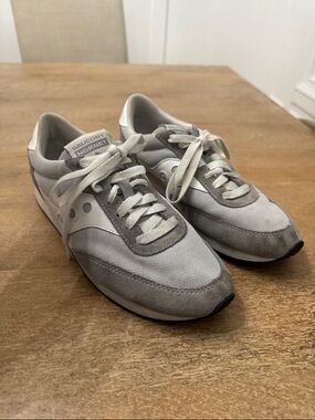Saucony womens Hornet Retro Runner in Light Gray and White